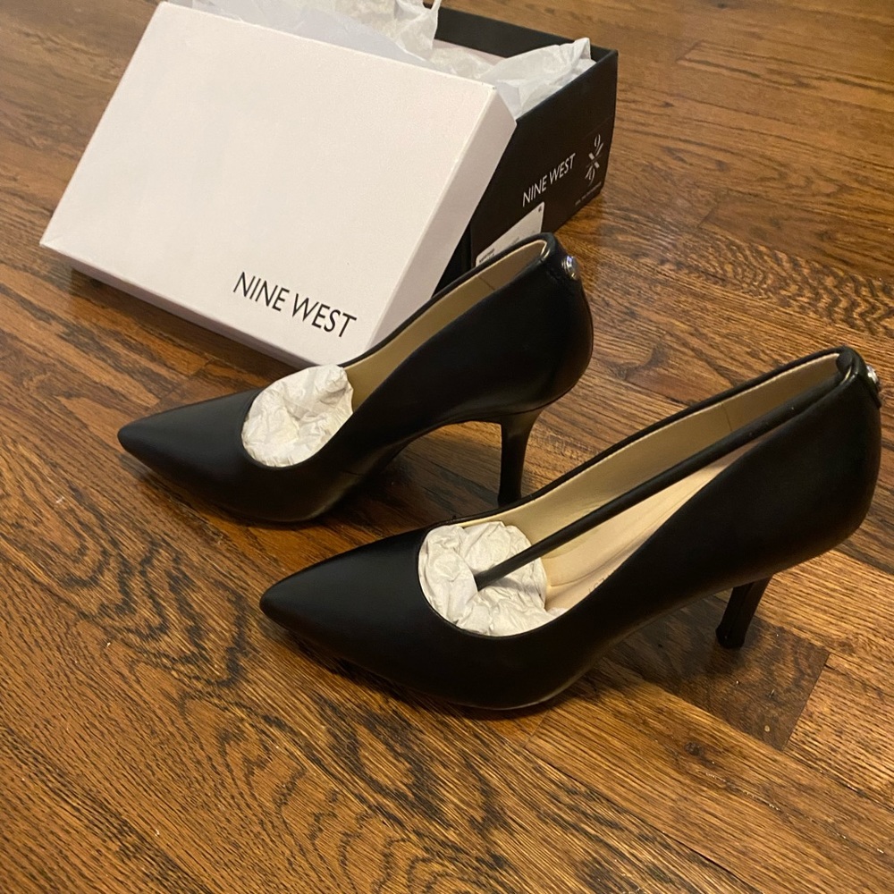 Black pumps